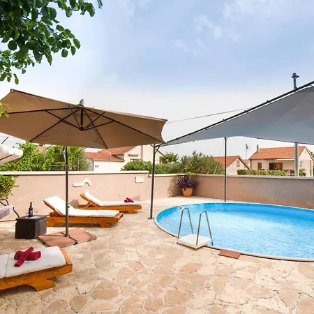 Pool Bakija 2 - Happy Appartement Pakoštane