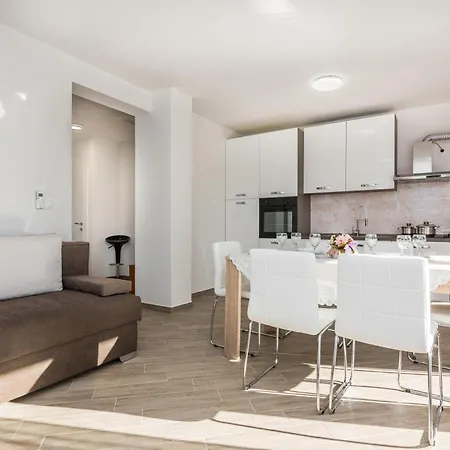 Apartament Pool Bakija 2 - Happy Pakoštane