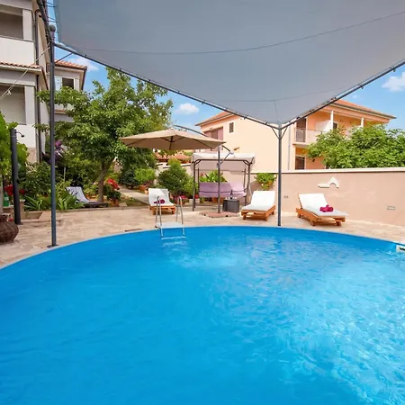 Pool & Garden Bakija 2 - Happy *